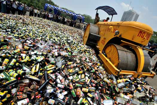 Уничтожение левого алкоголя в Джакарте (5 Фото)
