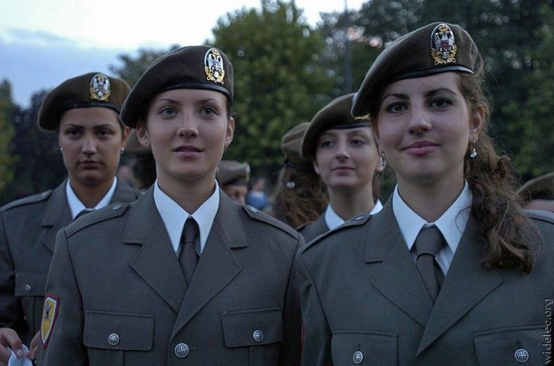 Девушки разных армий мира (49 Фото)
