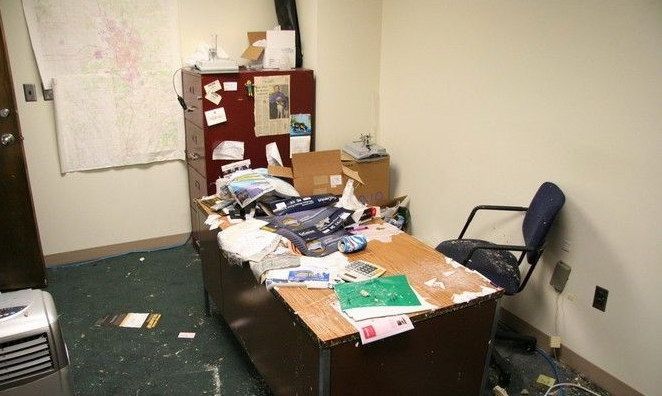 В этом офисе давно не делали уборку  (15 Фото)