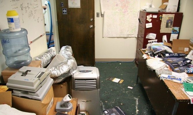 В этом офисе давно не делали уборку  (15 Фото)