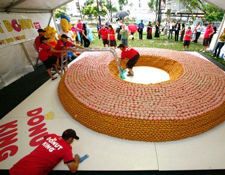 Самый большой в мире пончик (13 Фото)