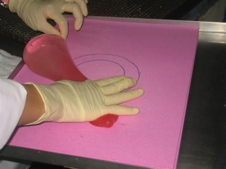 Лаборатория тестирования презервативов (37 Фото)