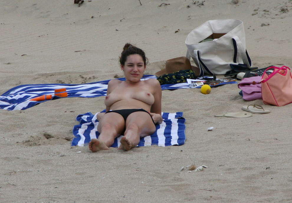 Келли Брук (Kelly Brook) на пляже топлесс (9 Фото)