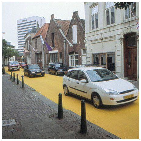 Странная желтая улица (13 Фото)