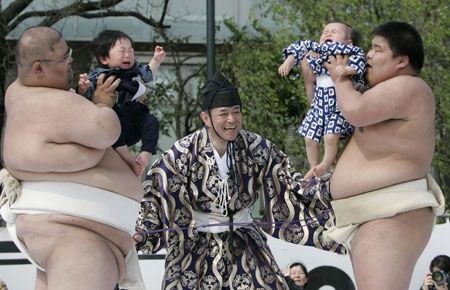 Соревнования плачущих детей в Японии (6 Фото)