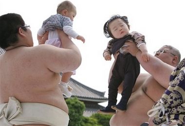 Соревнования плачущих детей в Японии (6 Фото)