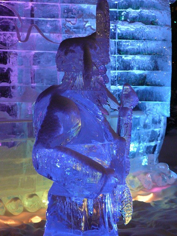 Еще одна подборка скульптур из льда (12 Фото)