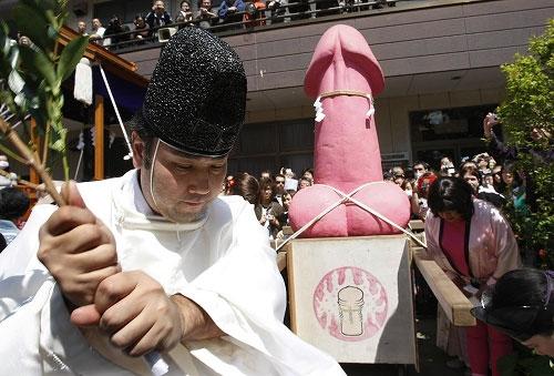 Праздник фаллоса в Японии (15 Фото)
