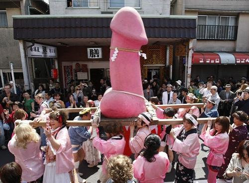 Праздник фаллоса в Японии (15 Фото)