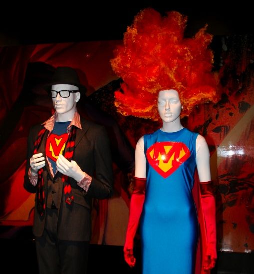 Супергерои в музее искусств (21 Фото)