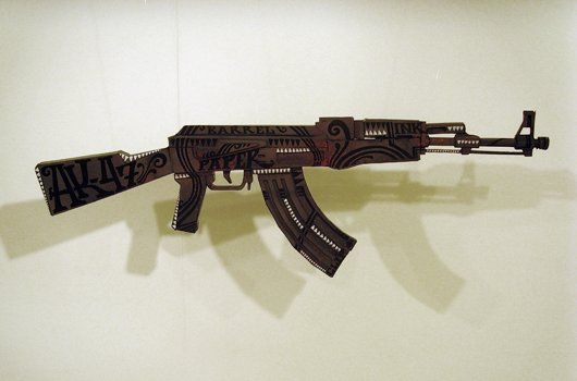 Выставка бумажного оружия в Лондоне (11 Фото)