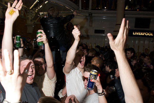 В Лондоне запретили пить спиртное в метро. Люди решили это отметить (28 Фото)