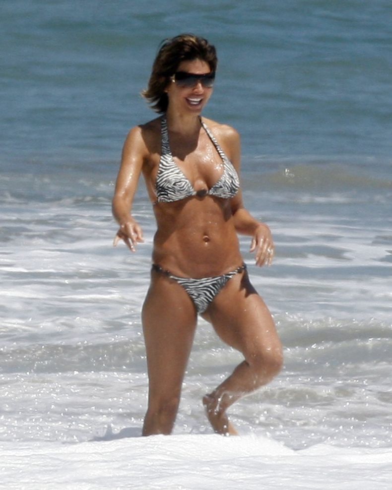 Лиза Ринна (Lisa Rinna) - звезда сериалов в бикини на пляже (7 Фото)
