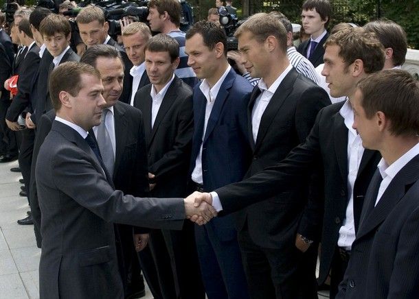Встреча Президента с футболистами и Хиддинком (8 Фото)