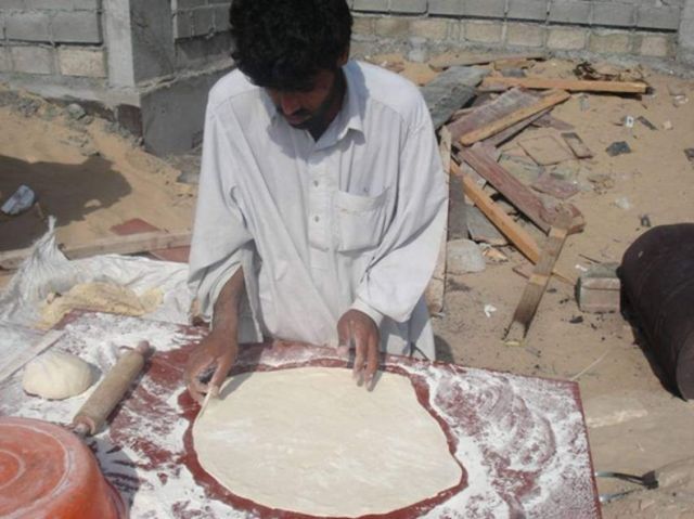 Hogyan Pakisztánban pita kenyeret főztek (14 fotó)