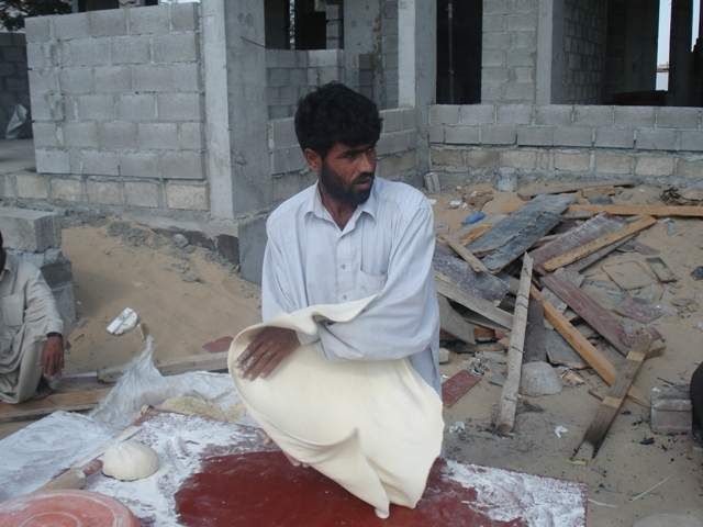 Hogyan Pakisztánban pita kenyeret főztek (14 fotó)