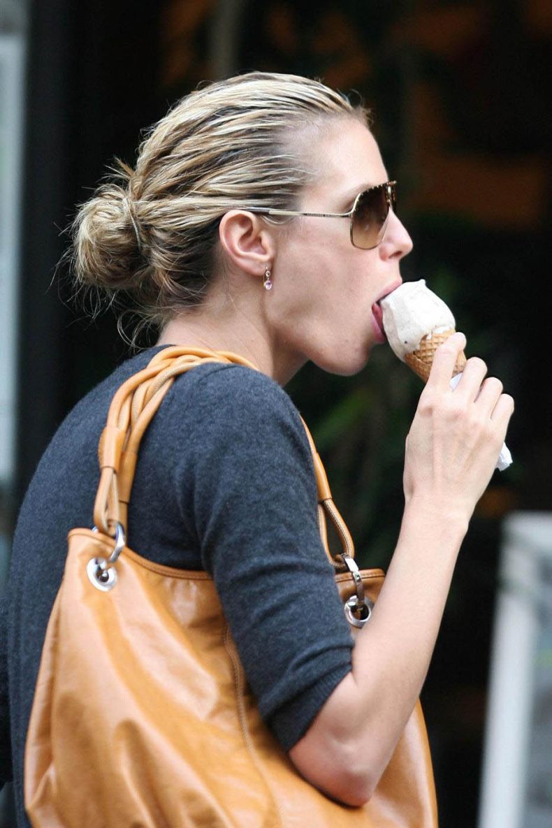 Ух! Как вкусно кушает мороженное Хайди Клум (Heidi Klum)  (4 Фото)