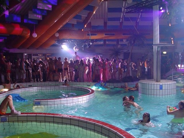 Вечеринка в бассейне (43 Фото) Есть НЮ!