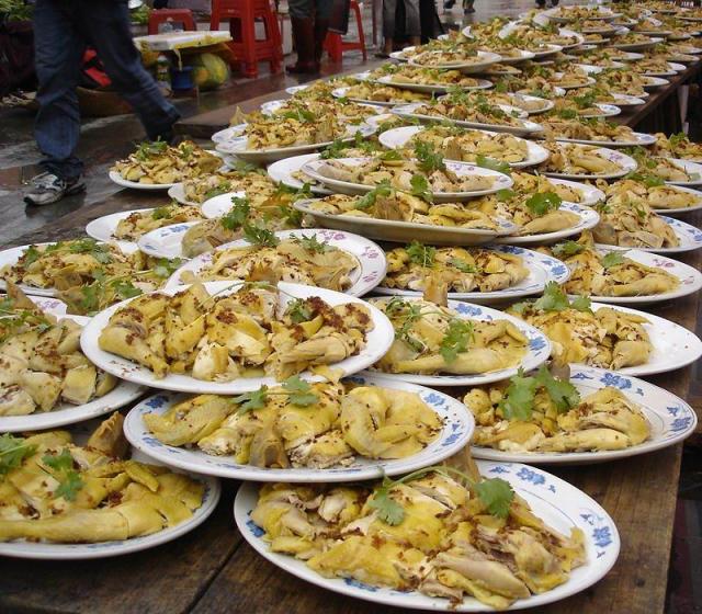 Щедрый китайский обед на несколько тысяч человек (18 Фото)