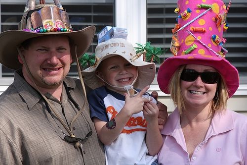 Конкурс необычных шляп на скачках "Кентукки-дерби" (32 Фото)