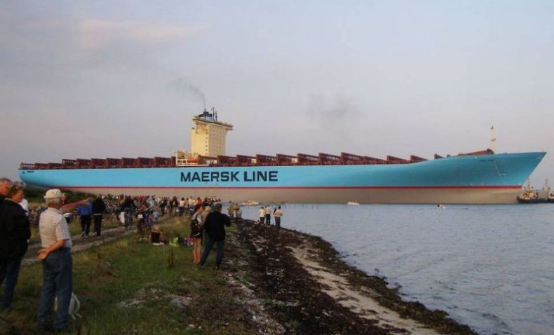 Ух! Огромный контейнеровоз"EMMA MAERSK" (15 Фото)