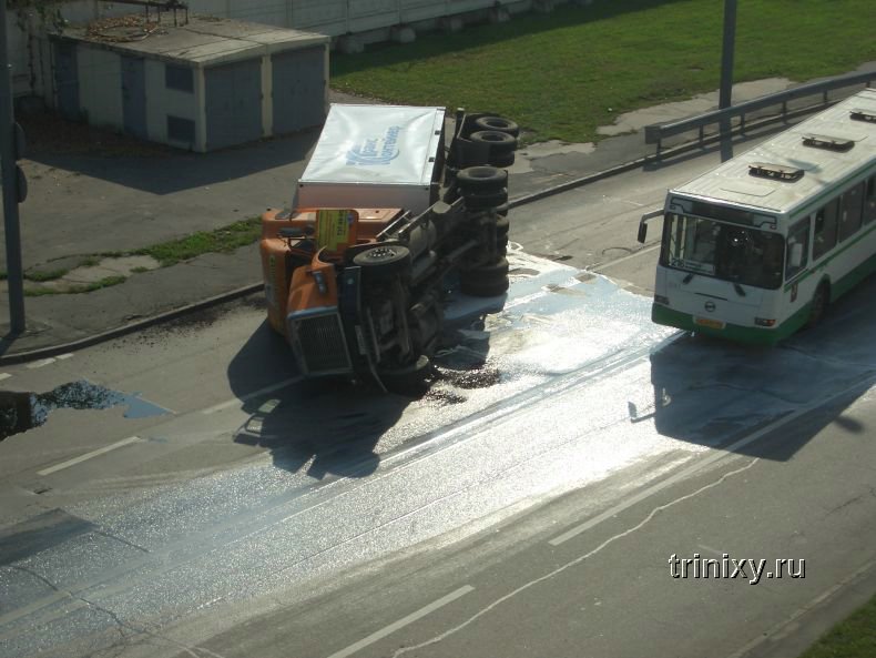 Прислала Юлька - Очередной лихач и перевернувшийся грузовик (5 Фото)