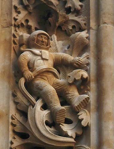 Космонавт на стене старинного храма (3 Фото)