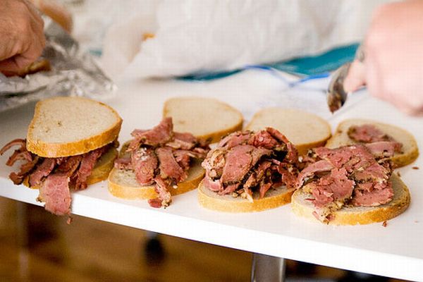 Мега-бутерброд с копченной говядиной (3 Фото)