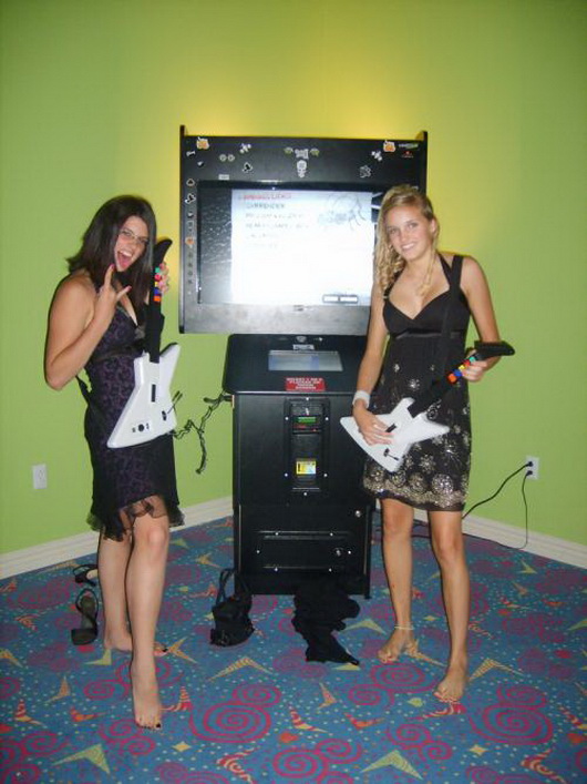 Девушки и Guitar Hero (22 Фото)
