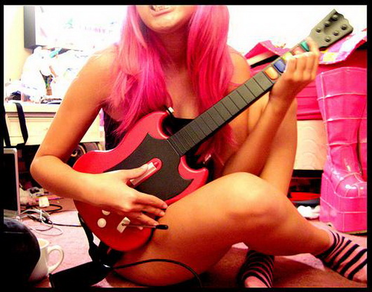 Девушки и Guitar Hero (22 Фото)