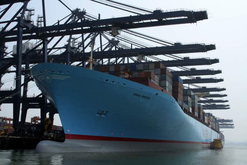 Самый большой контейнеровоз в мире (7 Фото)