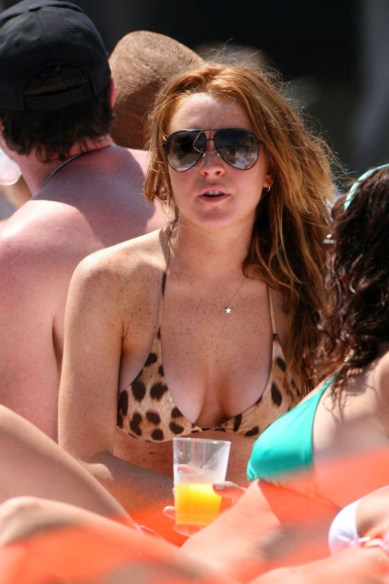 Lindsay Lohan в бикини (13 Фото)