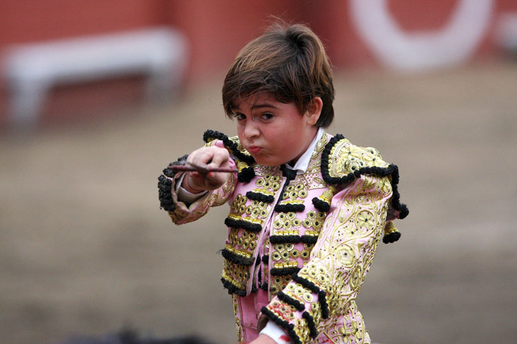 Маленький мексиканский тореро, убивший 6 быков (6 Фото)