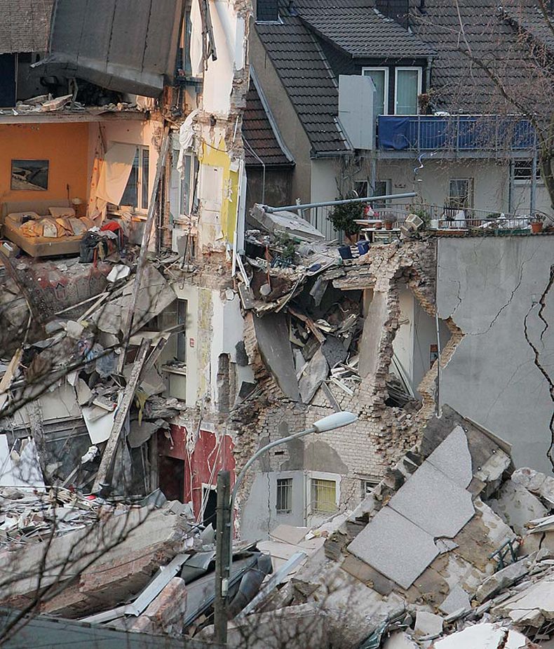 Вчерашнее обрушение здания архива в Кельне (3 Фото)
