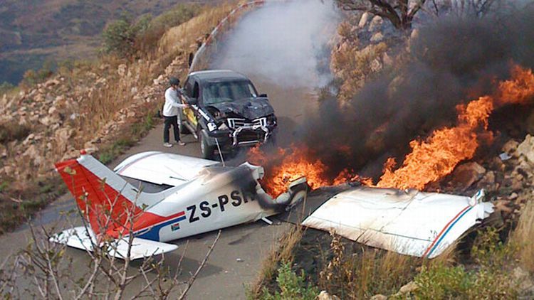 В ЮАР самолет упал на машину. Никто не погиб (6 Фото)