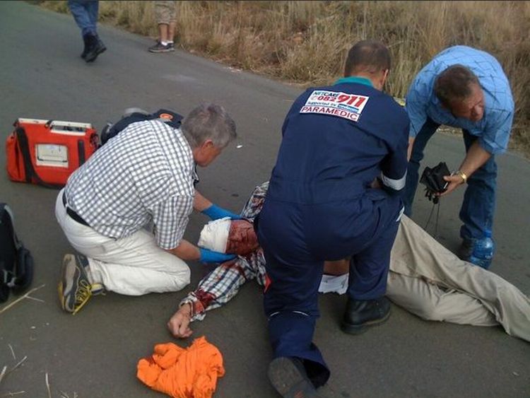 В ЮАР самолет упал на машину. Никто не погиб (6 Фото)