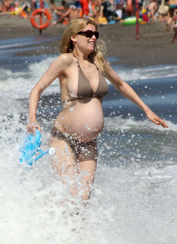 Беременная Летиция Каста в бикини (8 Фото)
