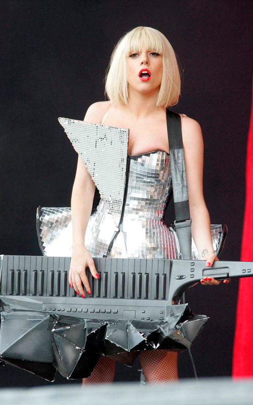 Lady Gaga показывает откровенные части тела (7 Фото)