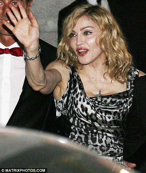 Крылья на руках Мадонны (3 Фото)