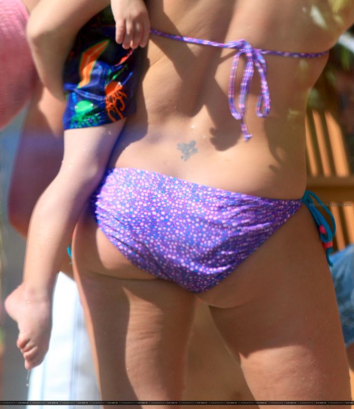 Бритни Спирс с детьми и в бикини (3 Фото)