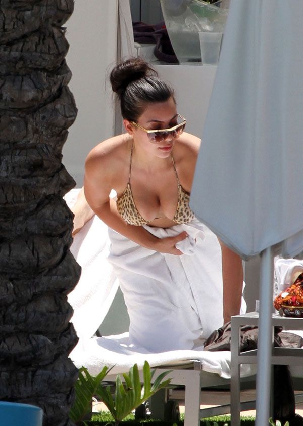 Ким Кардашиан (Kim Kardashian) в бикини (11 Фото)