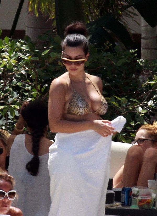 Ким Кардашиан (Kim Kardashian) в бикини (11 Фото)