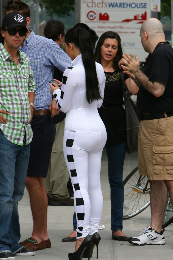 Огромная попа Ким Кардашиан (Kim Kardashian) (3 Фото)