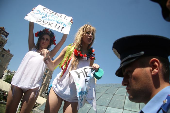 Эротический протест против отключения воды (8 фото + видео) НЮ