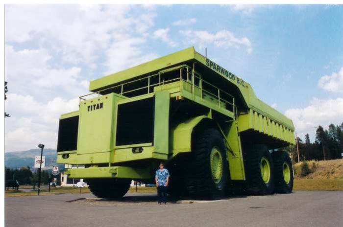 Гигантские грузовики для разработки карьеров (23 Фото)
