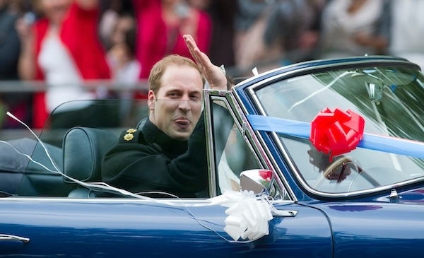 Молодожены принц Уильям и Кейт в кабриолете (5 Фото)