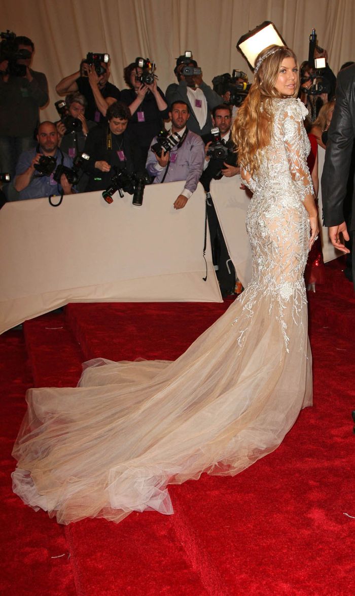 Красавица Fergie в белоснежном платье (9 Фото)