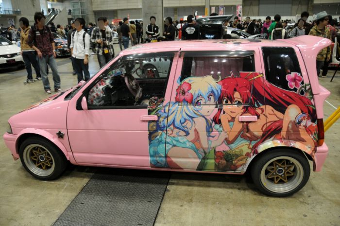 Автомобили любителей аниме (12 Фото)
