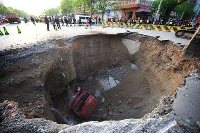 Огромный провал асфальта в Китае (6 Фото)