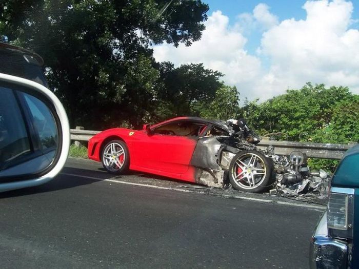 Поездка на Ferrari закончилась неудачей (5 Фото)